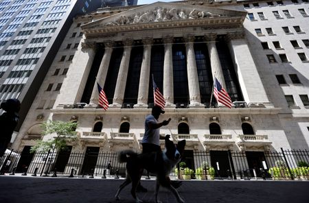 　９月２０日、ＬＳＥＧが集計した２０２３年８月のＩＰＯ（新規株式公開）調達額は世界で前年比６０．０％減の４８億９８７９万ドルとなった。セクターでは工業やハイテク、原料、材料が多かった。写真はニューヨーク証券取引所。ニューヨークで２０２０年８月撮影（２０２３年　ロイター／Mike Segar）