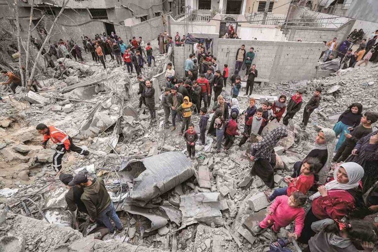 イスラエルの空爆で破壊された住宅で負傷者を捜索する人たち（今年4月、ガザ北部）MAHMOUD ISSAーREUTERS