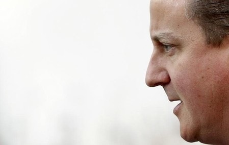 　６月２２日、ユーガブは英国民投票の締め切り後、世論調査の結果を公表すると明らかにした。写真はキャメロン首相。ブリュッセルで２月撮影（２０１６年　ロイター／Yves Herman）