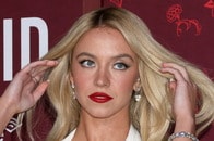 【写真】黄金の裸体、芸術的なヌード...シドニー・スウィーニーの大胆ルックを「次元が違う美しさ」とネット称賛