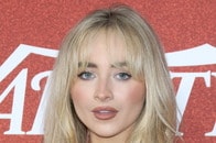 【写真】【動画】エッフェル塔？　サブリナ・カーペンターがパリ公演中に披露した「新しい体位」にネット騒然