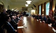 トランプ政権、議員との協議公開で政治をリアリティー番組化
