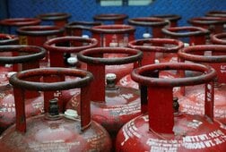 アングル：印のガス不足、米加州のガソリン価格に波及　石油供給混乱の影響深刻化