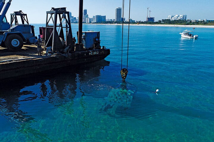シーハイブを海に沈める様子