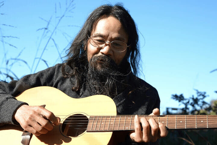 久しぶりにギターを弾く征一郎さん