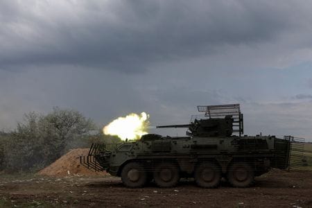 　ロシアのプーチン大統領とトランプ米大統領の首脳会談を１５日に控える中、ロシア軍はウクライナ東部で攻勢を強めている。写真は攻撃するウクライナ軍。８月１１日、ウクライナのハルキウ州で撮影（２０２５年　ロイター/Sofiia Gatilova）