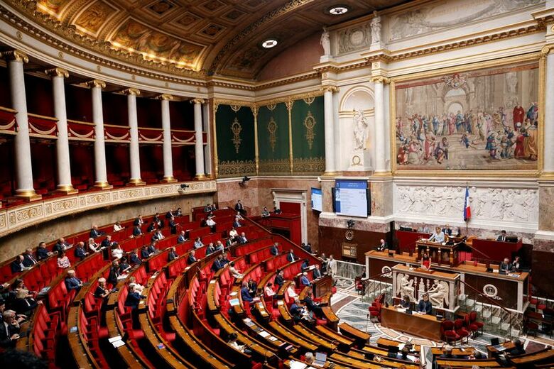 「死の援助」法案の審議が行われる仏議会。パリで6月30日撮影。 REUTERS/Alice Sacco