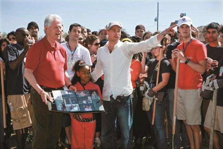 2008年3月、復興住宅の着工式に出席したブラッド・ピットとビル・クリントン元大統領　LEE CELANOｰREUTERS