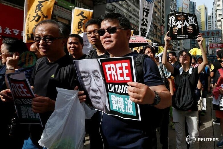 ７月５日、ノーベル平和賞を受賞した中国の民主活動家、劉暁波氏（６１）が末期がん治療のために入院している遼寧省瀋陽の病院が、米国やドイツから専門医を招くことを決めた。写真は劉氏の即時解放を求める香港の市民。今月１日撮影（２０１７年　ロイター/Tyrone Siu）