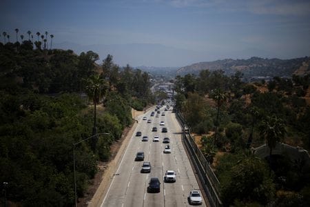 米運輸省は６月６日、バイデン前政権が電気自動車（ＥＶ）の生産台数を多く見積もって燃費基準規則を制定したのは権限を逸脱していたと述べ、規制を緩和する方針を示した。５月２２日、ロサンゼルスで撮影（２０２５年　ロイター/Daniel Cole）