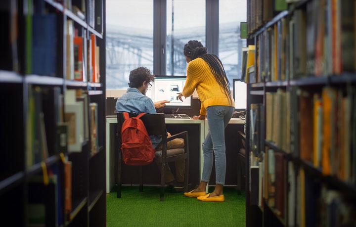 新卒一括採用の慣行が根強い日本企業では、年齢を重ねた博士は受け入れられにくい　gorodenkoff/iStock.