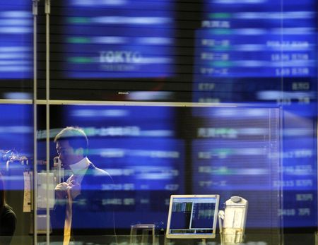 　１１月９日、東京株式市場で日経平均は、前営業日比４７９円９８銭高の３万２６４６円４６銭と、反発して取引を終えた。写真は２０１１年３月、都内で撮影（２０２３年　ロイター/Toru Hanai）