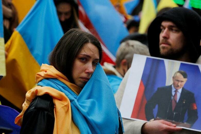 2月24日に開始されたロシアのウクライナ侵攻。ソーシャルメディア利用者の最若年層の中には、紛争の最前線を、動画投稿アプリ「TikTok（ティックトック）」上で体験する人もいる。写真はトルコ・イスタンブールで、戦争に反対するデモに参加する女性。2月28日撮影（2022年　ロイター/Dilara Senkaya）