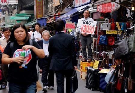 経済産業省が３０日に発表した８月の商業動態統計速報によると、小売業販売額（全店ベース）は前年比１．９％減となり、６カ月連続の前年割れとなった。新型コロナウイルス感染拡大による外出自粛で百貨店・コンビニエンスストアの販売低迷が続いている。写真は２０１７年５月１５日に東京都内の商店街で撮影。（２０２０年　ロイター／Toru Hanai）