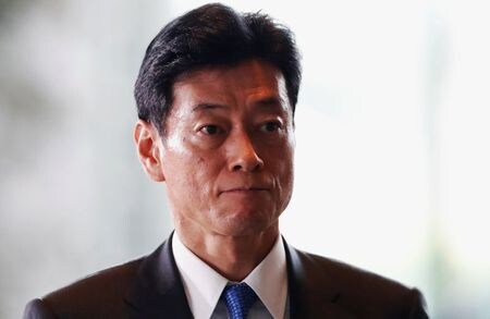 　西村経済再生相はロイターとのインタビューで、現段階は景気を刺激する政策を打ち出す局面ではないとの認識を示し、事業継続や雇用・生活の下支えをすることが重要だと語った。写真は２０１９年９月、都内で撮影（２０２０年　ロイター／Issei Kato）