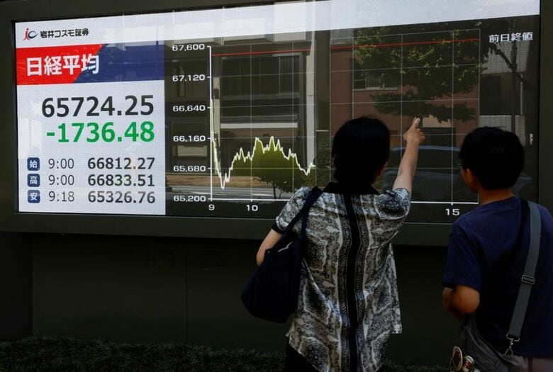 株価ボード。8月19日、都内で撮影。REUTERS/Manami Yamada