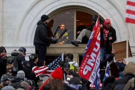 米上院共和党は２８日、１月６日に発生したトランプ前大統領支持者らによる議会議事堂への襲撃事件を調査する超党派の独立委員会を設置する法案の審議開始を阻止した。写真は１月６日撮影（２０２１年　ロイター/Leah Millis）