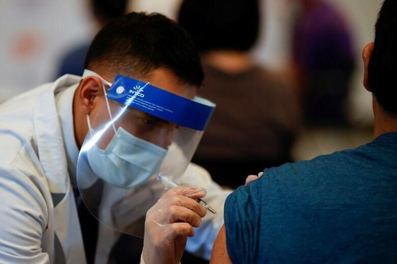 欧州医薬品庁（EMA）は14日、接種後に血栓の事例が報告されている米J＆J製の新型コロナウイルスワクチンを巡り、来週にも使用に関する新たな提言を示す計画を明らかにした。写真は4月6日、シカゴでJ＆Jワクチン接種を受ける人（2021年　ロイター／Carlos Barria）