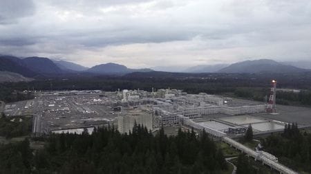 ブリティッシュコロンビア州のLNGカナダの輸出施設。25年8月、ドローンで撮影。  REUTERS/Jesse Winter