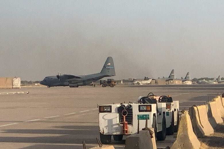 9月29日、イラクのバグダッド国際空港近くのキャンプ・ビクトリーに駐機する米軍輸送機。 REUTERS