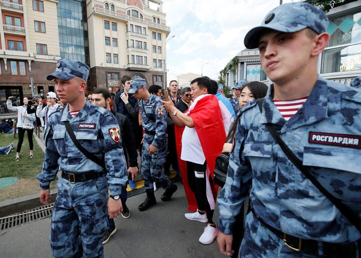 昨年開催されたサッカーW杯ロシア大会の会場につめかけた中国人観光客　Gleb Garanich-REUTERS