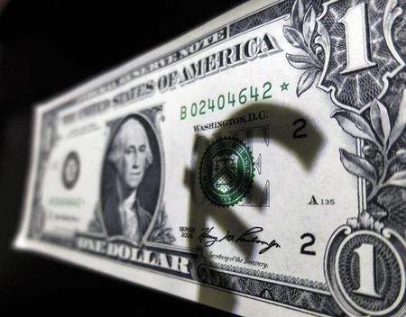 　１２月３０日、国際通貨基金（ＩＭＦ）は、世界の外貨準備に占めるドルの比率が今年第３・四半期に６４％となり、第２・四半期の６３．７％から上昇したことを明らかにした。マドリードで３月撮影（２０１５年　ロイター/Sergio Perez）