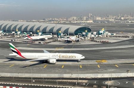ドバイのエミレーツ航空は、無償の新型コロナウイルスのワクチン接種、あるいは自費での検査による陰性証明を客室乗務の条件とする。写真はドバイ国際空港に駐機する同社の旅客機。今年１月１３日に撮影