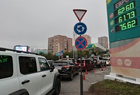 給油を待つ車列。２０２５年８月、ウラジオストクで撮影（２０２６年　ロイター/Tatiana Meel）