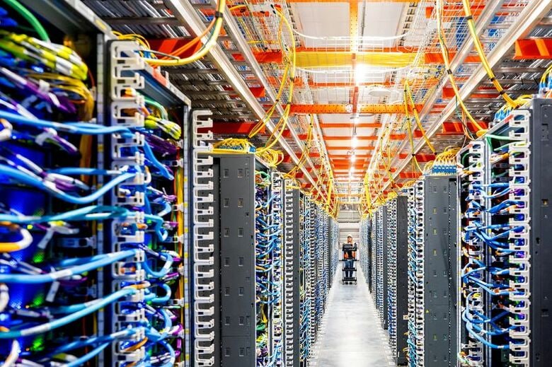 アマゾン・ウェブ・サービス（ＡＷＳ）のデータセンター。2025年10月、米インディアナ州ニューカーライルで撮影。REUTERS/Noah Berger