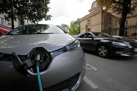 　１０月３０日、ロシア非鉄金属生産大手ノリリスク・ニッケルは、電気自動車（ＥＶ）のバッテリー向け需要が期待されているコバルトについて、今のところ需給ひっ迫には至っていないとの認識を示した。写真は仏パリで充電するＥＶ。９月撮影（２０１７年　ロイター/Philippe Wojazer）