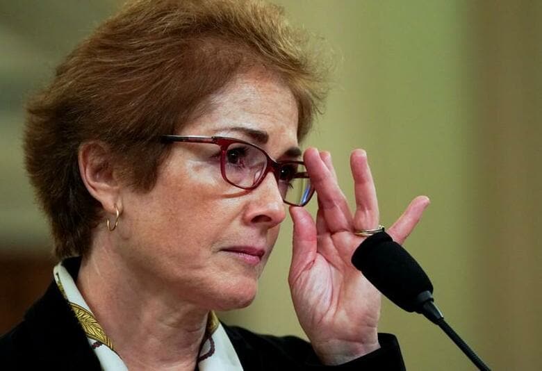 トランプ米大統領のウクライナ疑惑を巡る弾劾調査で、マリー・ヨバノビッチ前駐ウクライナ大使は米下院委員会で公開証言を行い、トランプ大統領の個人弁護士ジュリアーニ元ニューヨーク市長から攻撃された後、5月に突然「根拠のない虚偽の主張」に基づき解任されたと述べた。写真は同日、公開証言に臨むヨバノビッチ氏（2019年　ロイター／Sarah Silbiger）