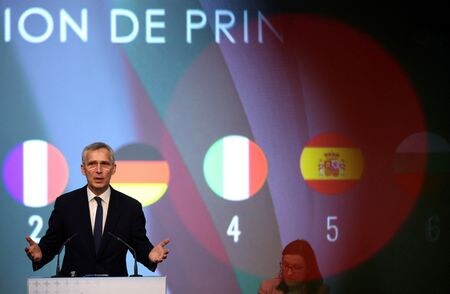 ロシア大統領府（クレムリン）は２７日、北大西洋条約機構（ＮＡＴＯ）のストルテンベルグ事務総長（写真）の発言に不快感を示し、ＮＡＴＯがロシアと直接対決していることは明らかだと述べた。（２０２４年　ロイター/Stoyan Nenov）