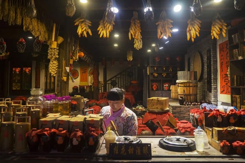 北京の黄酒専門店　CREATIVE IMAGES/SHUTTERSTOCK