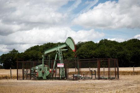 米国時間の原油先物は約２％下落した。世界最大の原油輸入国である中国の需要増加への期待が薄らいだことが背景。写真はフランス・トリゲールで６月に撮影したポンプジャック（２０２４年　ロイター／Benoit Tessier）