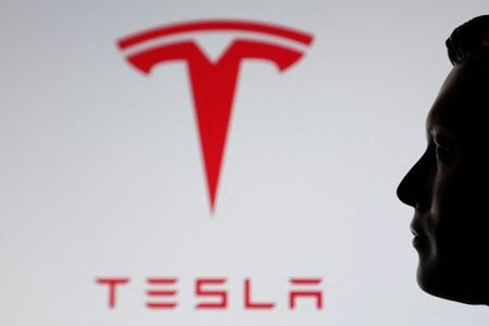 米電気自動車大手テスラは新たな報酬契約に基づき、イーロン・マスク最高経営責任者（ＣＥＯ）に約 ２９０億ドル相当の株式を付与することを承認した。転換期にあるテスラの経営幹部として引き留める狙いがある。９６００万株の新株付与は、マスク氏が２７年まで経営幹部に留まる場合にのみ付与される。（２０２５年　ロイター／Dado Ruvic/Illustration）