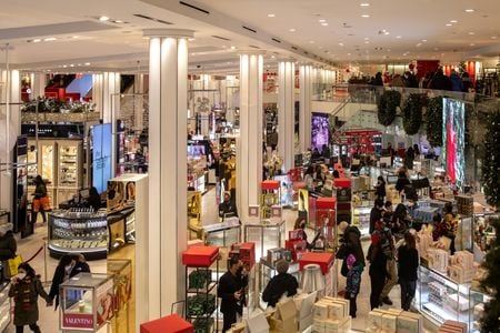 　８月２４日、メ―シーズやノードストロームを含む米大手百貨店は、顧客向けに発行するクレジットカードで返済遅延が増えていることを明らかにしており、収益を圧迫するリスクとして浮上している。写真はメーシーズの店舗。２０２０年１２月、ニューヨークで撮影（２０２３年　ロイター/Jeenah Moon）