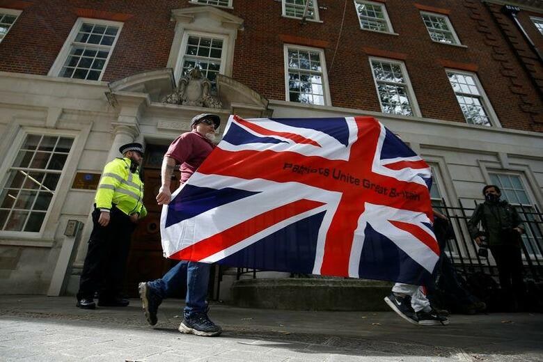 欧州連合(EU)は10日、英国に対し、EU離脱協定をの一部条項を実質的に無効化する「国内市場法案」を直ちに撤回するよう求めた。写真は英首相官邸前で英国旗を掲げる市民。9日撮影(2020年　ロイター/HENRY NICHOLLS)