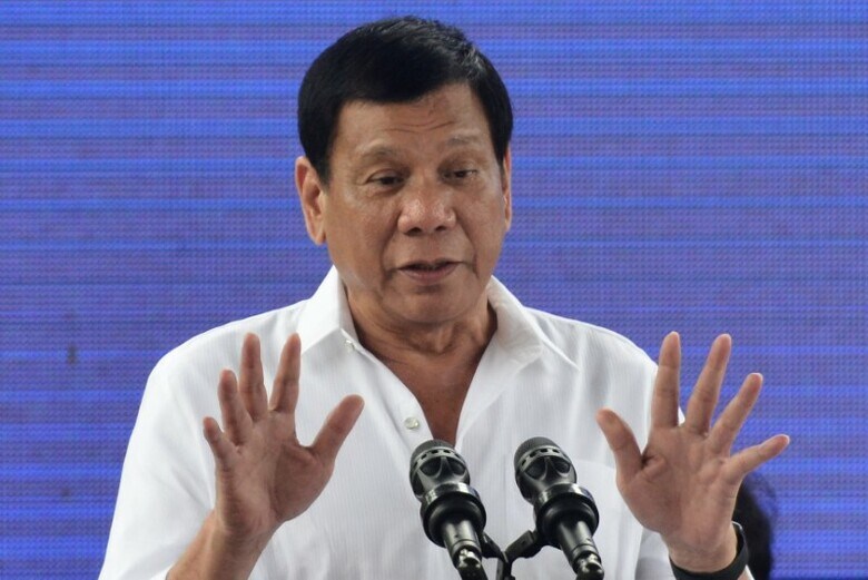 １２月１３日、フィリピン議会のドゥテルテ大統領（写真）を支持する議員らは、麻薬取り締まり作戦における超法規的殺人を批判したレイラ・デリマ上院議員を刑事告発した。マニラで７日撮影（２０１６年　ロイター/Ezra Acayan）