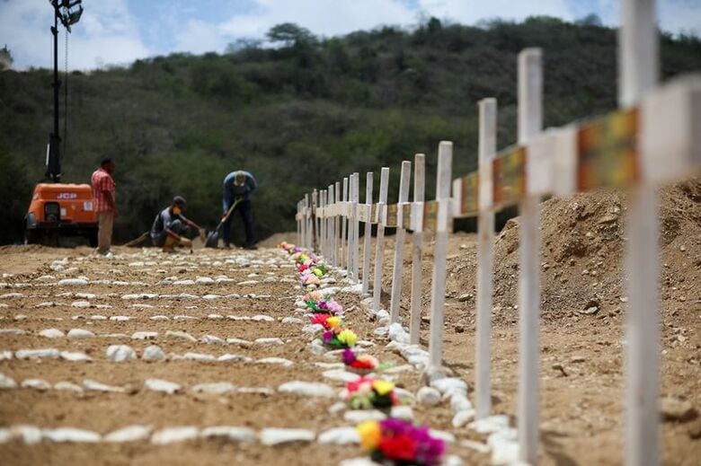 写真は地震の犠牲者を埋葬する墓地。7月6日、ベネズエラのラ・グアイラで撮影。 REUTERS/Adriano Machado
