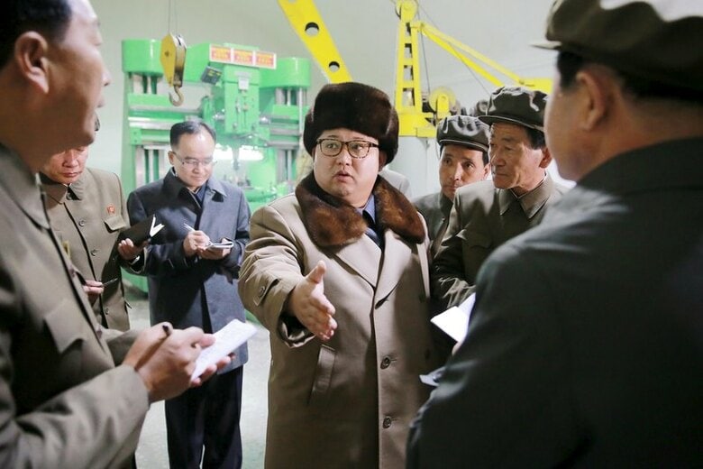 ４月１２日、北朝鮮は国際社会からの制裁にもかかわらず、長距離核ミサイルの開発を推進する姿勢を誇示している。写真は北朝鮮国内の機械工場を視察する金正恩第１書記。写真はＫＣＮＡが４月提供（２０１６年　ロイター）