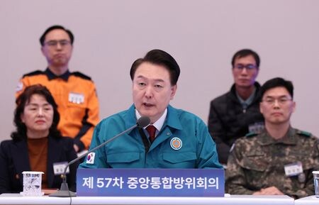 　２月４日、韓国外務省は、尹錫悦大統領（写真中央）による北朝鮮関連発言をロシアが批判したことについて、同国のジノビエフ駐韓大使を呼んで抗議したと発表した。ソウルで１月３１日撮影。聯合ニュース提供写真（２０２４年　ロイター）