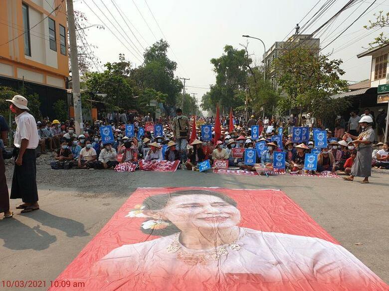 国連安全保障理事会は10日、ミャンマーでクーデターを起こした国軍による抗議デモ参加者への暴力行使を非難する方向で一致した。今後、声明文を正式に採択する。写真は10日、ミャンマー・マンダレーで行われた抗議デモ（2021年　ロイター／Obtained by Reuters from social media）