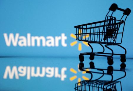 米小売り大手ウォルマートは、電子商取引（ｅコマース）の注文を処理する国内５施設で働く従業員数百人に対し、９０日以内に他施設での業務に就くよう要請した。２０２２年７月撮影（２０２３年　ロイター/Dado Ruvic）