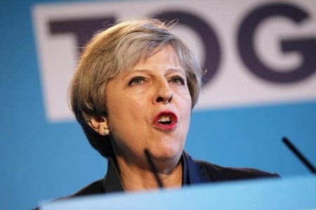 　５月１８日、英国のメイ首相は、６月８日の総選挙に向けた与党・保守党のマニフェスト（政権公約）で、「無制限の自由市場」を否定するとともに、過剰な役員報酬の抑制などを通じて企業経営への関与を強める考えを示した（２０１７年　ロイター／Dan Kitwood）