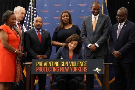 　６月６日、米ニューヨーク州のホークル知事は、殺傷能力の高い銃や防弾チョッキの購入に新たな制限を設ける銃規制法案に署名した（２０２２年　ロイター／Brendan McDermid）