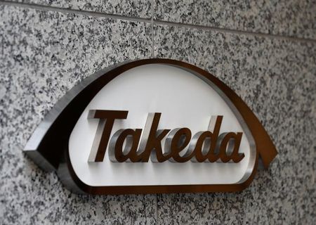 　５月８日　武田薬品工業は８日、２０２６年３月期の連結営業利益（国際会計基準）が前年比３８．７％増の４７５０億円になる見通しと発表した。写真は武田薬品のロゴ。２０１８年７月、都内で撮影（２０２５年　ロイター／Kim Kyung-Hoon）