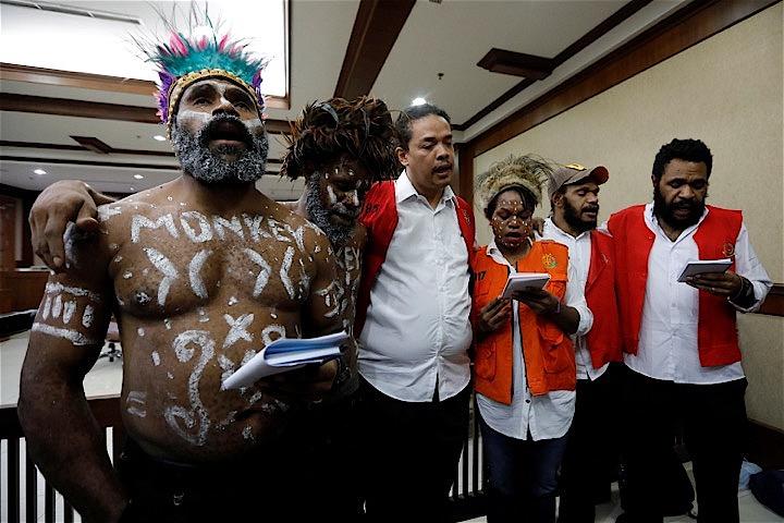 2019年12月、反逆罪で逮捕されたパプア独立運動の活動家たちが裁判所内で連帯の歌を歌っている。REUTERS/Willy Kurniawan