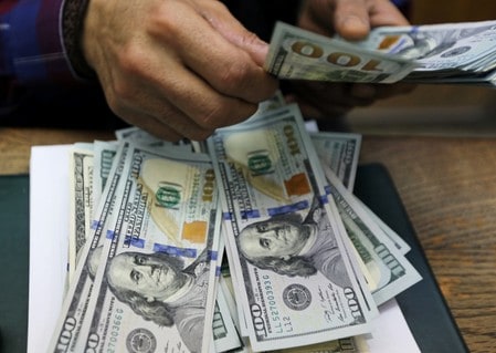 　１１月１１日、正午のドル／円は、８日のニューヨーク市場午後５時時点に比べドル安／円高の１０９．０１／０３円。写真はカイロで３月撮影（２０１９年　ロイター／Mohamed Abd El Ghany）
