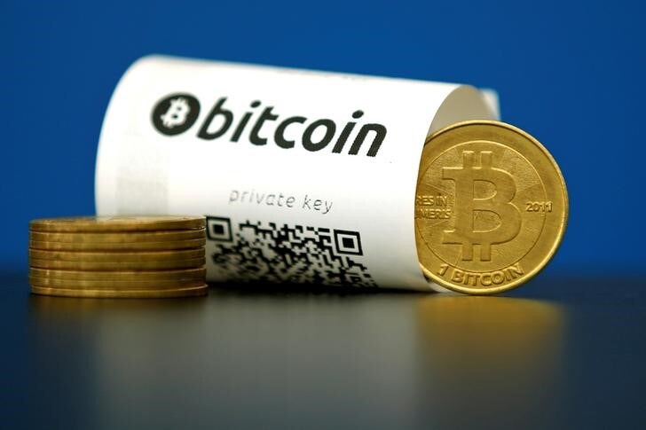 ８月３日、香港に本拠を置く仮想通貨ビットコイン取引所ビットフィネックスは、顧客の口座から１１万９７５６ビットコイン（盗難時の時価で７２００万米ドル相当）が盗まれたことを明らかにした。盗難発覚を受けビットフィネックスは２日に取引を停止している。写真は２０１５年５月、パリのLa Maison du Bitcoinで撮影（２０１６年　ロイター/Benoit Tessier）