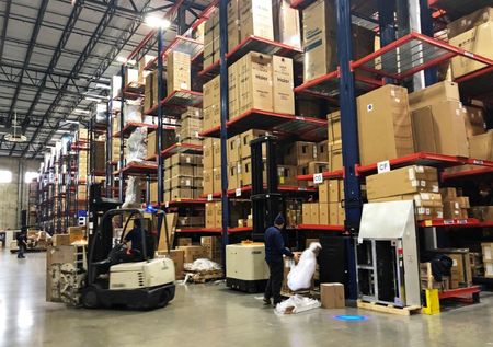 　米商務省が８月１５日発表した６月の企業在庫は前月比０．３％増と市場予想と一致した。前月は０．５％増だった。２０１８年１２月、イリノイ州の倉庫で撮影（２０２４年　ロイター/Richa Naidu）